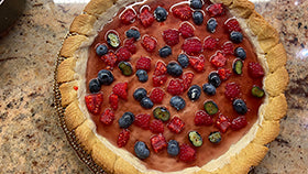 Preparare la gelée ai frutti rossi.