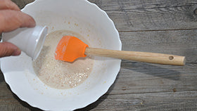 Aggiungi malto, succo di limone, scorza di limone, semi di papavero