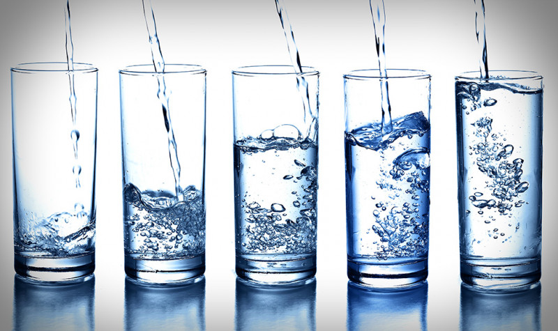 8 bicchieri di acqua al giorno
