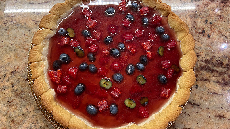 Preparare la gelée ai frutti rossi.