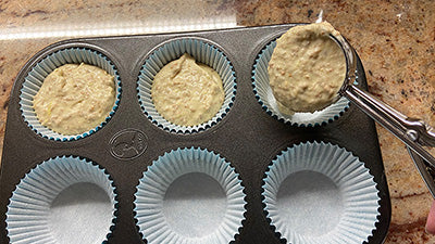 Bereiten Sie die Muffins zu.