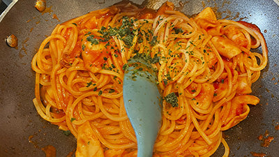 Pasta Chitarra con calamari e gamberi