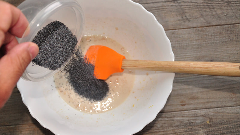 Aggiungi malto, succo di limone, scorza di limone, semi di papavero