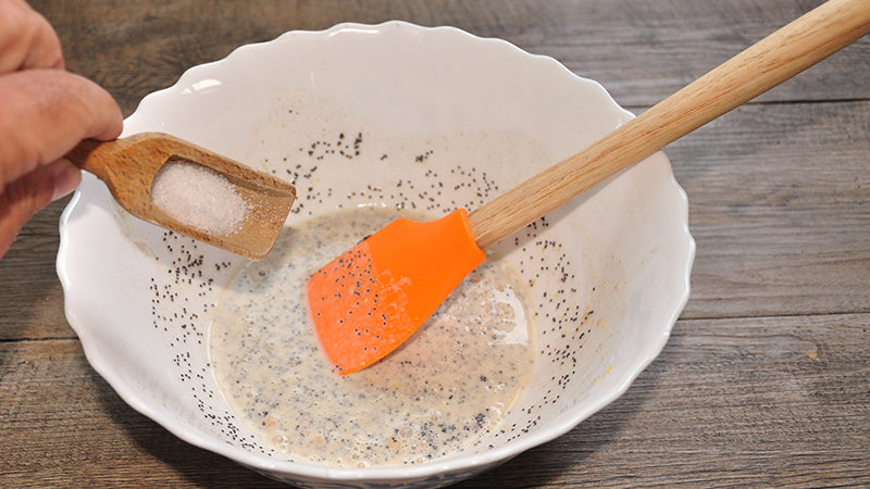 Aggiungi malto, succo di limone, scorza di limone, semi di papavero