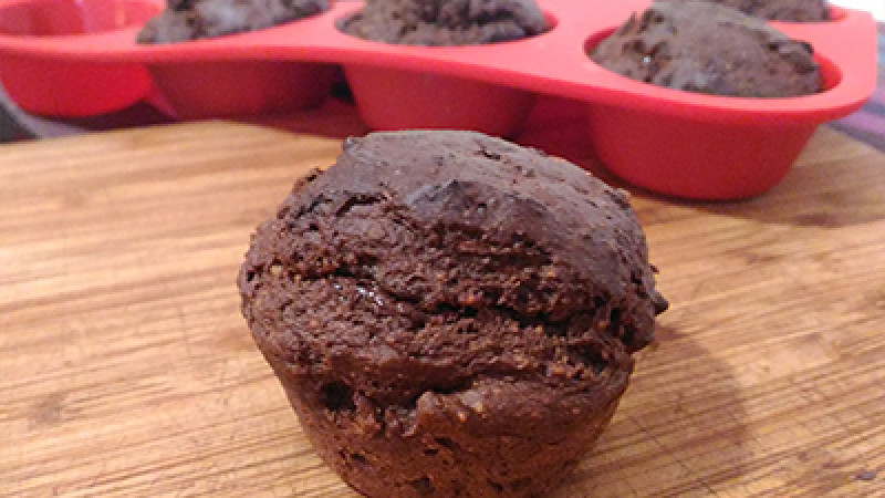 Muffin vegano al cioccolato appena fatto