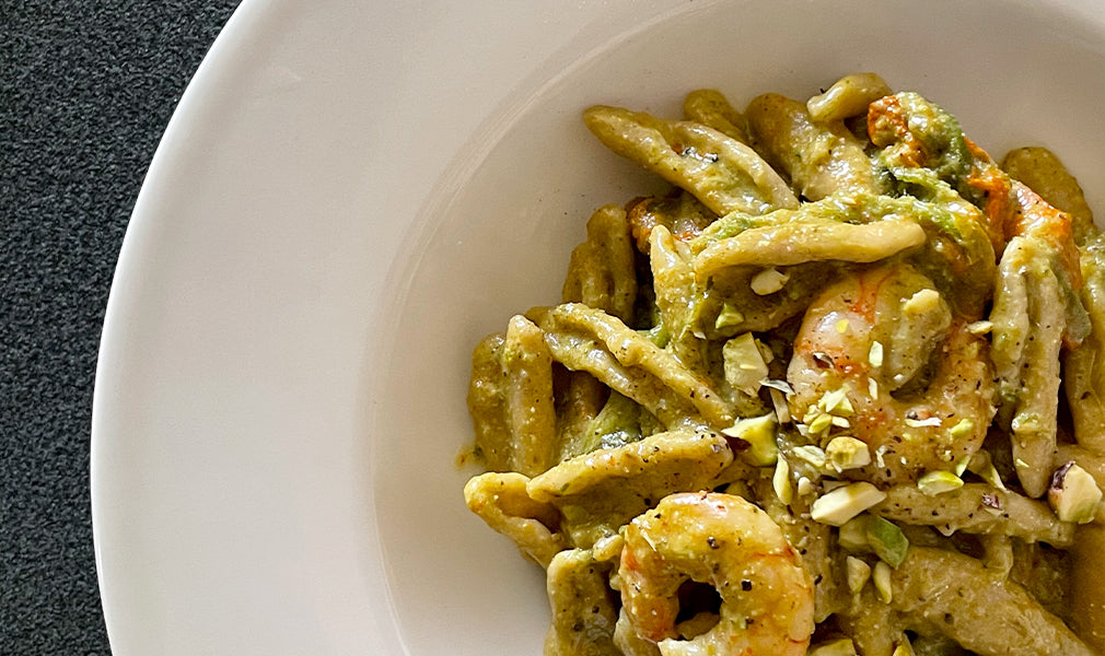 Vollkorn-Senatore Cappelli Raschiatelli mit Zucchini, Pistazien und Garnelen