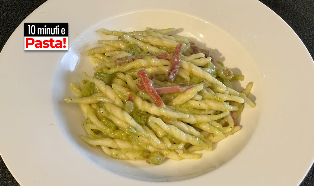Trofie mit Zucchinipesto und knusprigem Speck