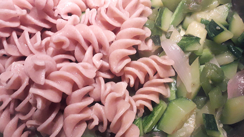 peperone verde, cipollotto e zucchine con pasta trucioli