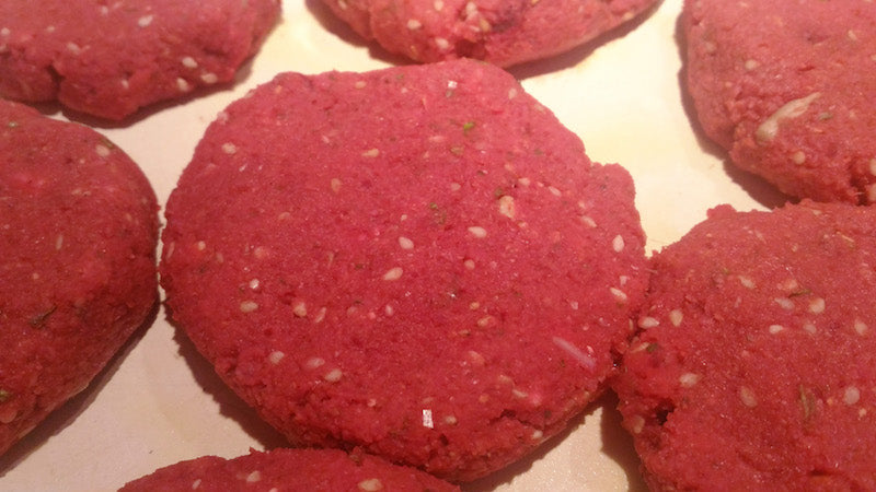 Roher Hirse- und Rote-Bete-Burger