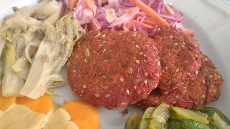 Hirse- und Rote-Bete-Burger auf dem Teller