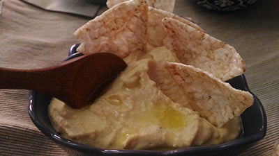 Hummus di ceci con chips di mais