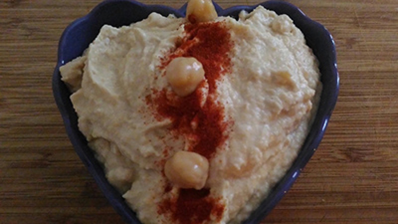 Hummus di ceci decorato con paprika