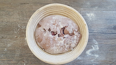 pane e ciliegie nella ciotola