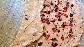 piegatura impasto pane alle ciliegie